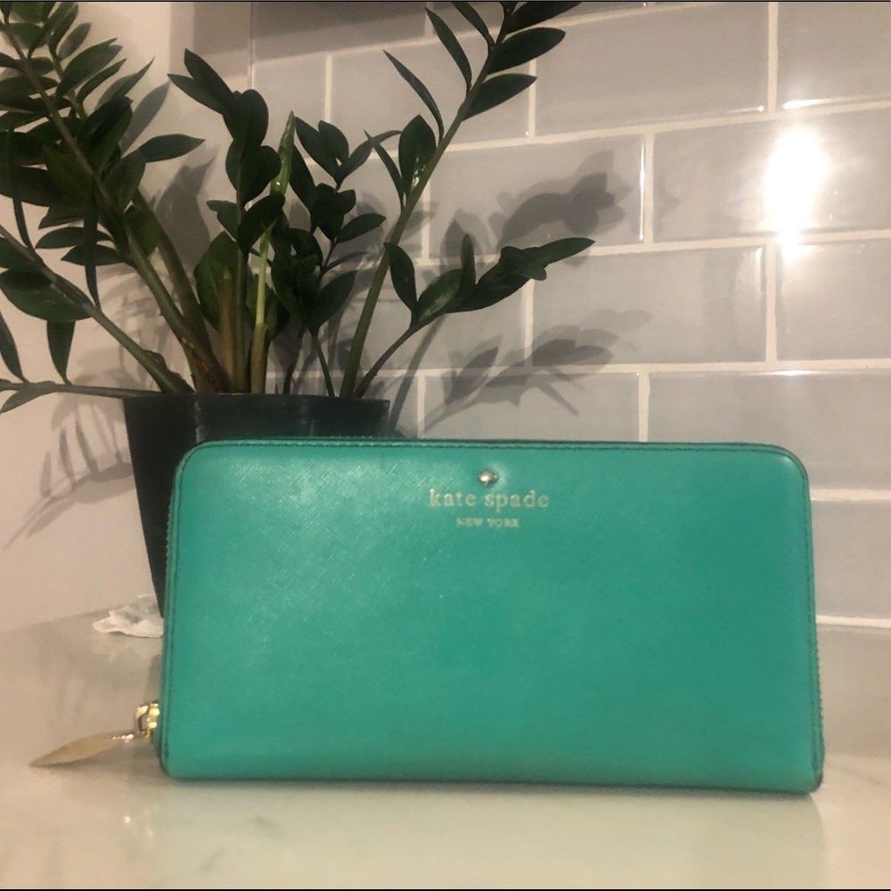 Kate Spade New York Green Cobble Hill Lacey wrap around Wallet.